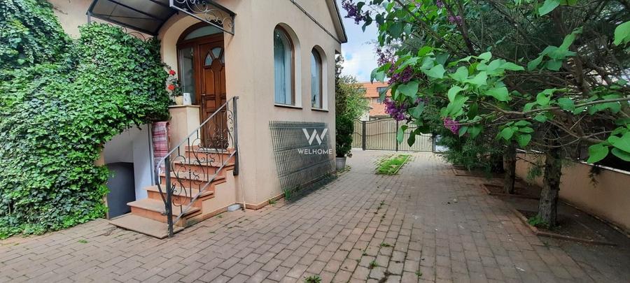 Casă individuală cu 8 camere cu Canalizare în Trei Stejari