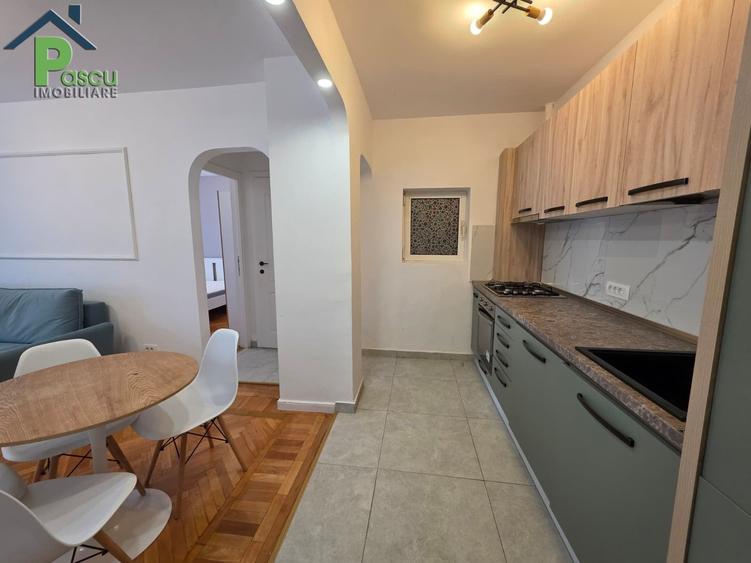 Apartament cu 3 camere semidecomandat în P-ța Romană