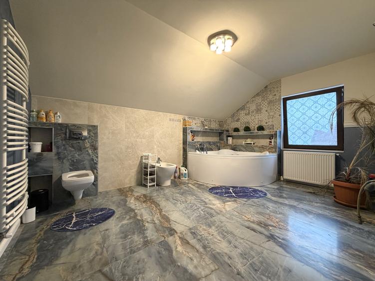 Casă individuală cu 5 camere cu Canalizare în Sânandrei