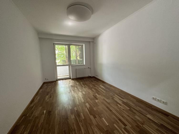 Apartament cu 7 camere decomandat în Aviatorilor