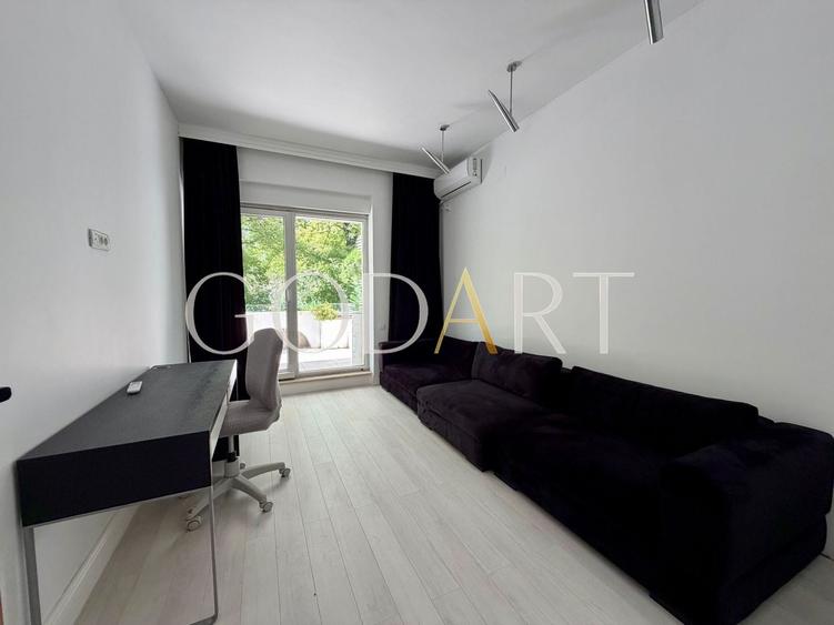 Apartament cu 5 camere semidecomandat, mobilat în Șoseaua Nordului