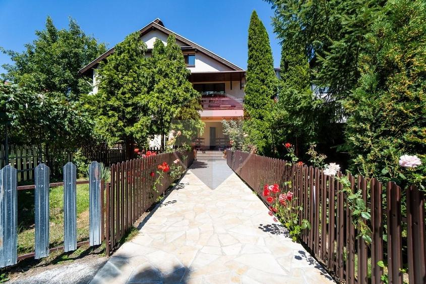 Casă individuală cu 7 camere cu Teren 1167 Mp în Tractorul