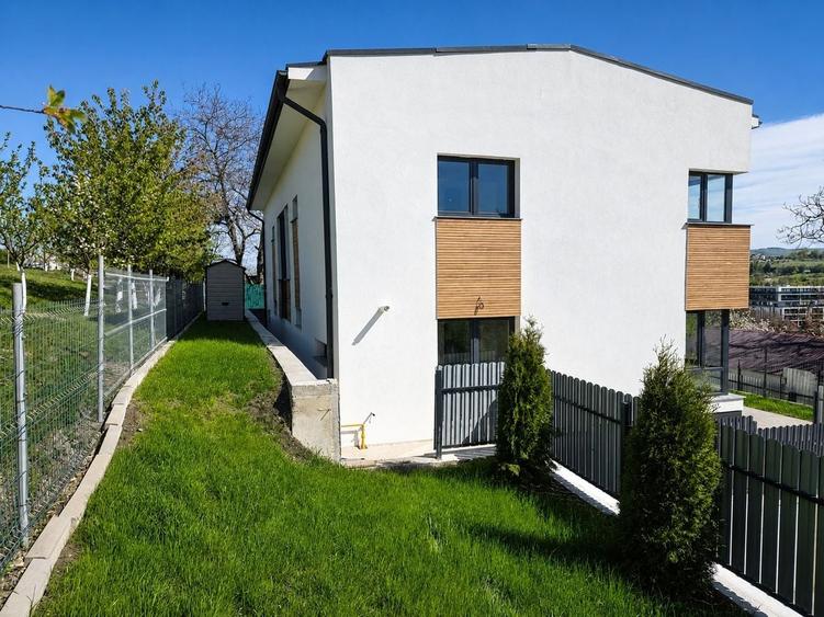 Casă cu 4 camere cu Canalizare în Dâmbul Rotund