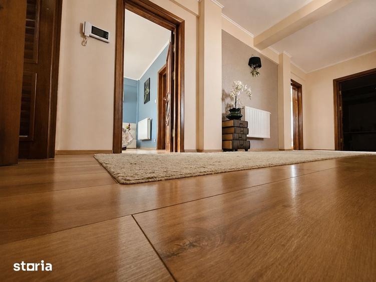 Casă cu 8 camere cu Teren 466 Mp în Central