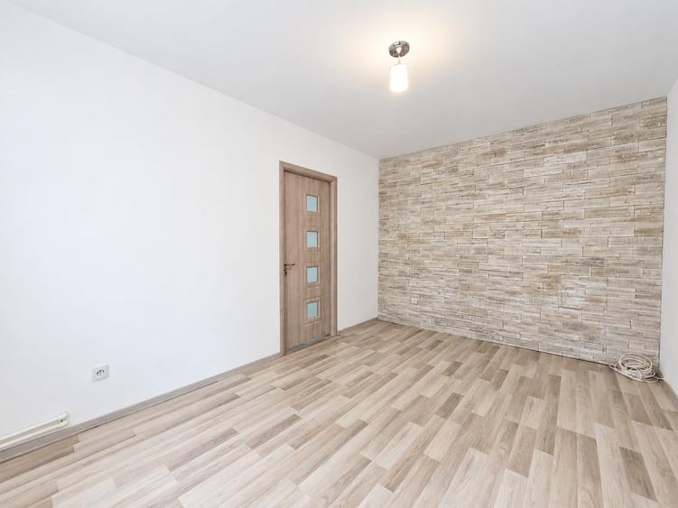 Apartament cu 3 camere semidecomandat în Micro 19