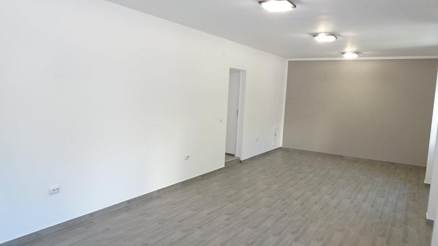 Casă cu 6 camere cu Garaj în Împăratul Traian