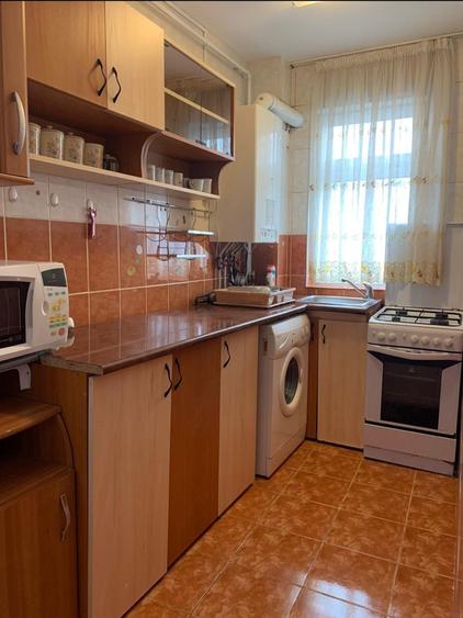 Apartament cu 3 camere decomandat în Romanești