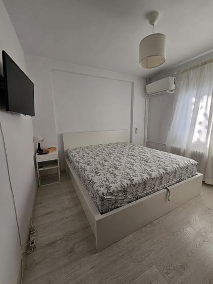 Apartament cu 3 camere decomandat în Tineretului