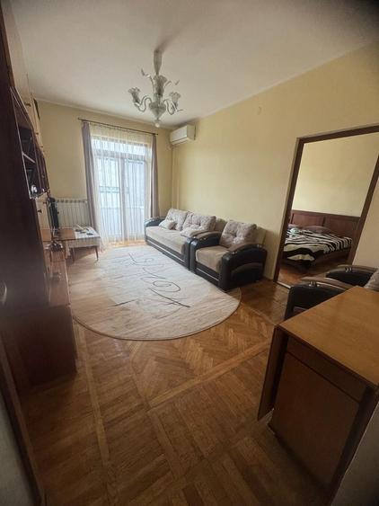 Apartament cu 3 camere semidecomandat, mobilat în Peninsula