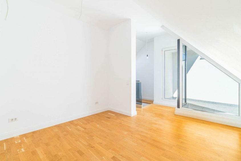 Apartament cu 4 camere decomandat în Sisești