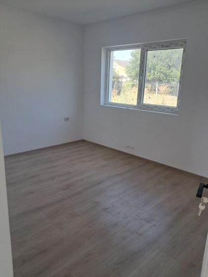 Casă cu 4 camere în Lumina