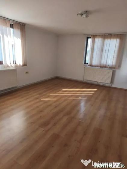 Casă cu 5 camere cu Teren 1600 Mp în Central