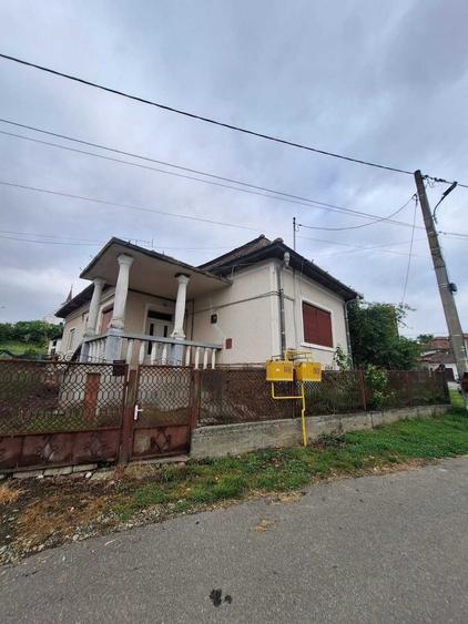 Casă cu 4 camere în Unirea