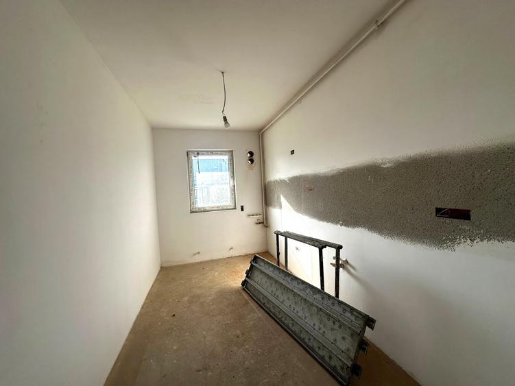 Apartament cu 5 camere decomandat în Dobroești