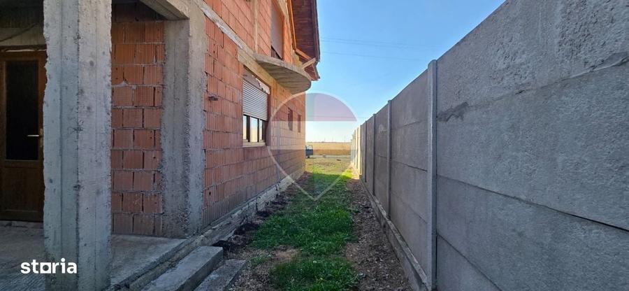 Casă cu 4 camere cu Teren 301 Mp în Intim