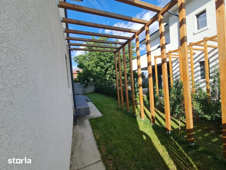 Casă cu 8 camere cu Teren 580 Mp în Corbeanca
