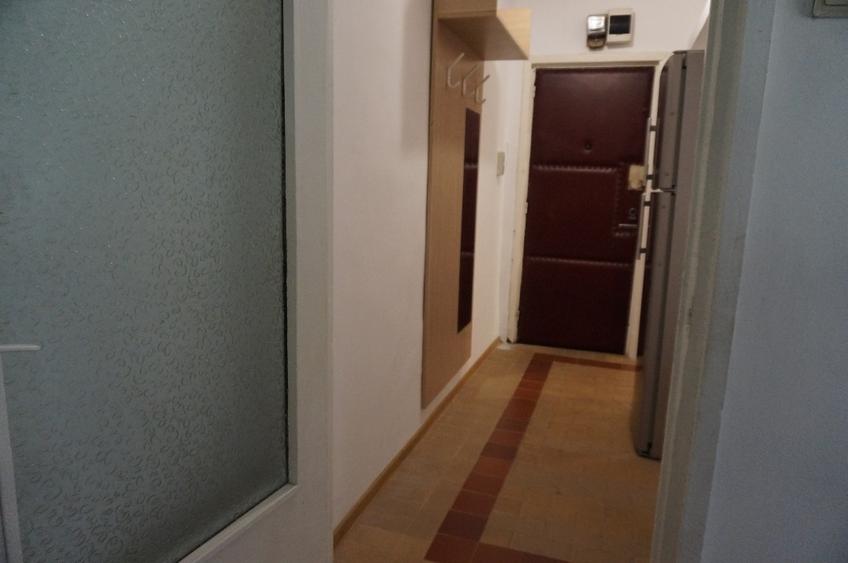 Apartament cu 3 camere semidecomandat în Girocului