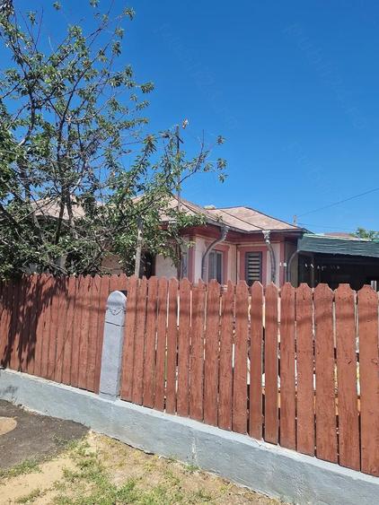 Casă cu Teren 200 Mp în Central