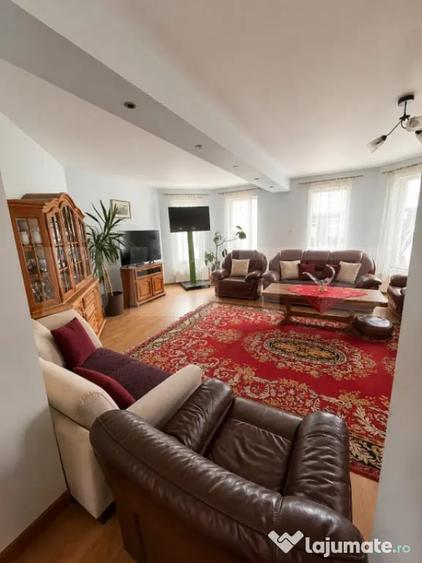 Casă cu 7 camere cu Teren 3940 Mp în Central
