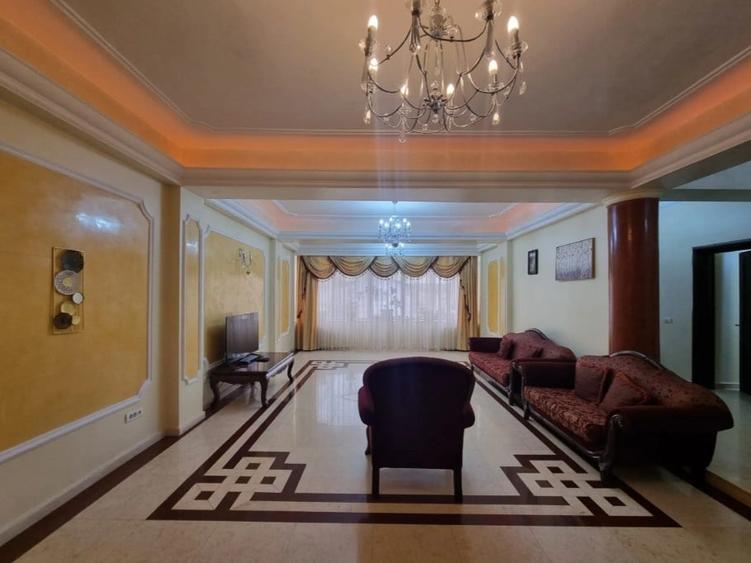 Spațiu comercial, de 600 mp, în Trocadero