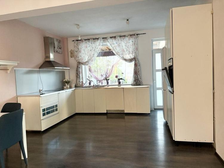 Casă cu 4 camere cu Teren 750 Mp în Central