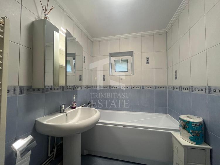 Apartament cu 3 camere semidecomandat, mobilat în Central