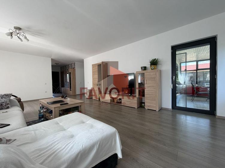 Casă individuală cu 4 camere cu Piscina în Săcălaz