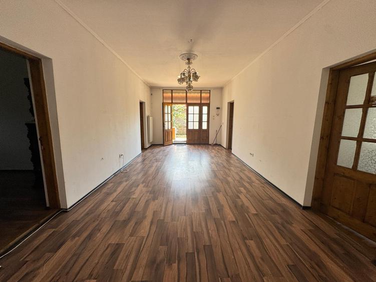 Casă individuală cu 5 camere cu Teren 1500 Mp în Tunari