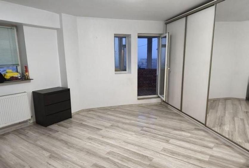 Apartament cu 3 camere decomandat, mobilat în Trocadero