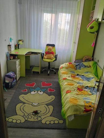 Apartament cu 3 camere semidecomandat în Craiovița Nouă