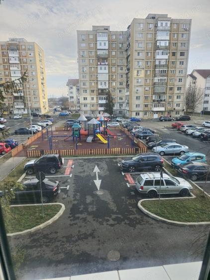 Apartament cu 3 camere semidecomandat în 9 Mai