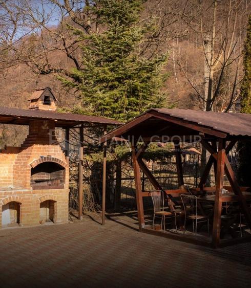 Casă individuală cu 17 camere cu Canalizare în Moieciu de Jos