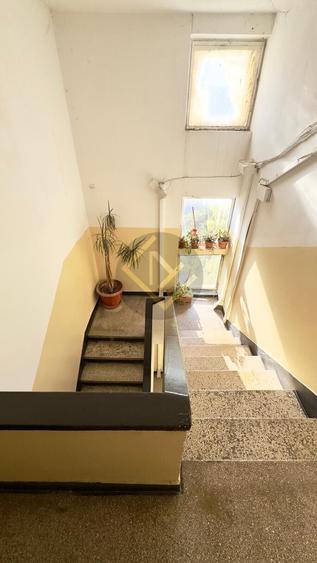 Apartament cu 3 camere semidecomandat, mobilat în P-ța Muncii