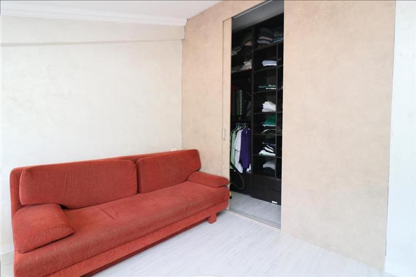 Apartament cu 3 camere decomandat, mobilat în Nicolina