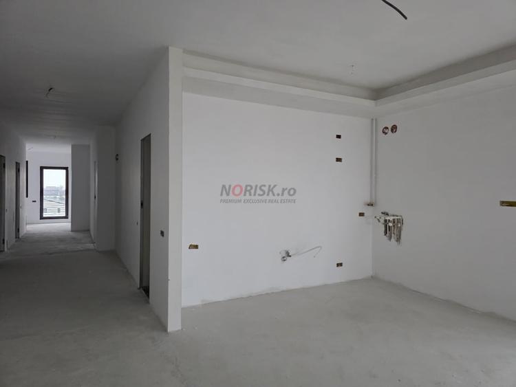 Apartament cu 4 camere semidecomandat în Pipera