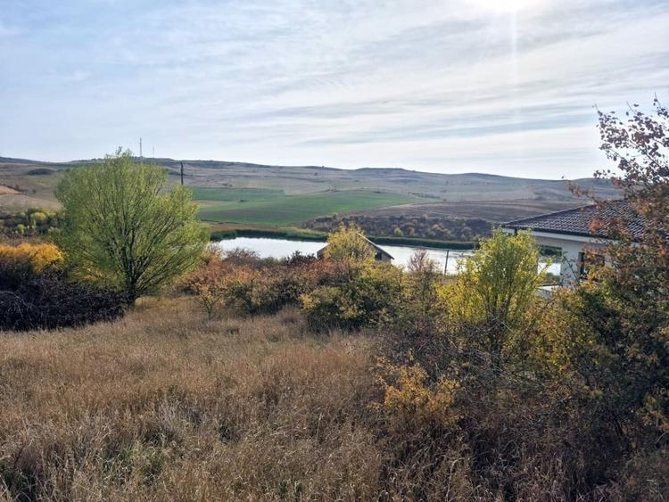 Teren Construcții intravilan de 4420 mp, în Vâlcele