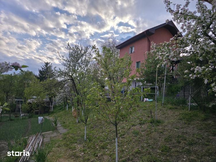 Casă cu 5 camere cu Teren 1000 Mp în Dâmbu Pietros