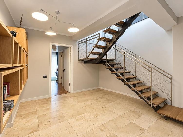 Penthouse cu 3 camere decomandat, mobilat în Parcul Carol