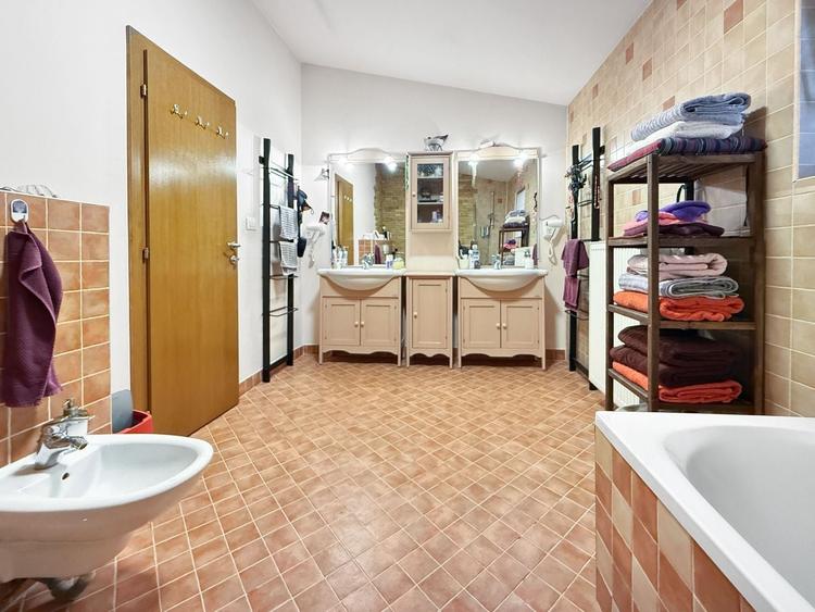 Casă individuală cu 10 camere cu Canalizare în Fratelia