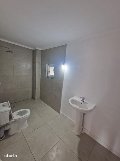 Casă cu 5 camere cu Teren 700 Mp în Ghioșești