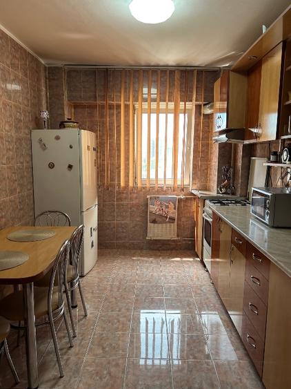 Apartament cu 3 camere decomandat în Calea București
