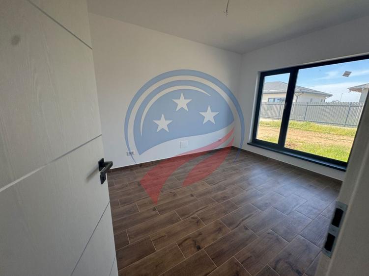 Casă cu 3 camere cu Canalizare în Cârcea