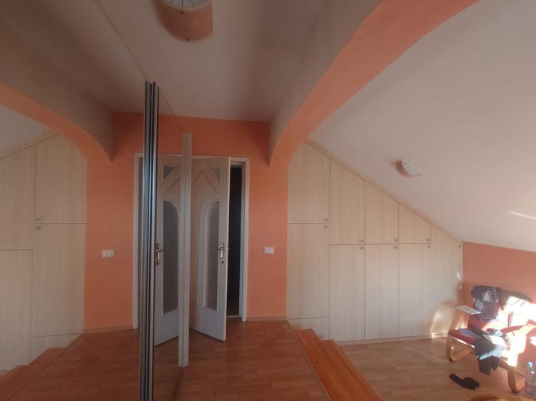 Casă cu 6 camere cu Teren 1000 Mp în Cristian
