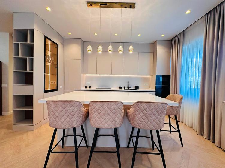 Apartament cu 4 camere decomandat în Herăstrău