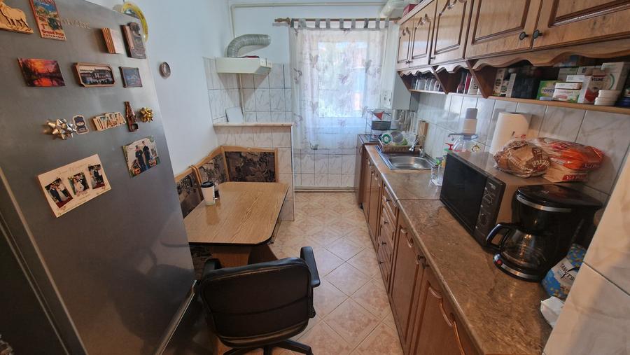Apartament cu 3 camere semidecomandat în Tractorul