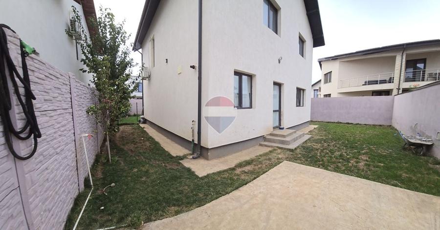 Casă individuală cu 4 camere cu Teren 270 Mp în Est