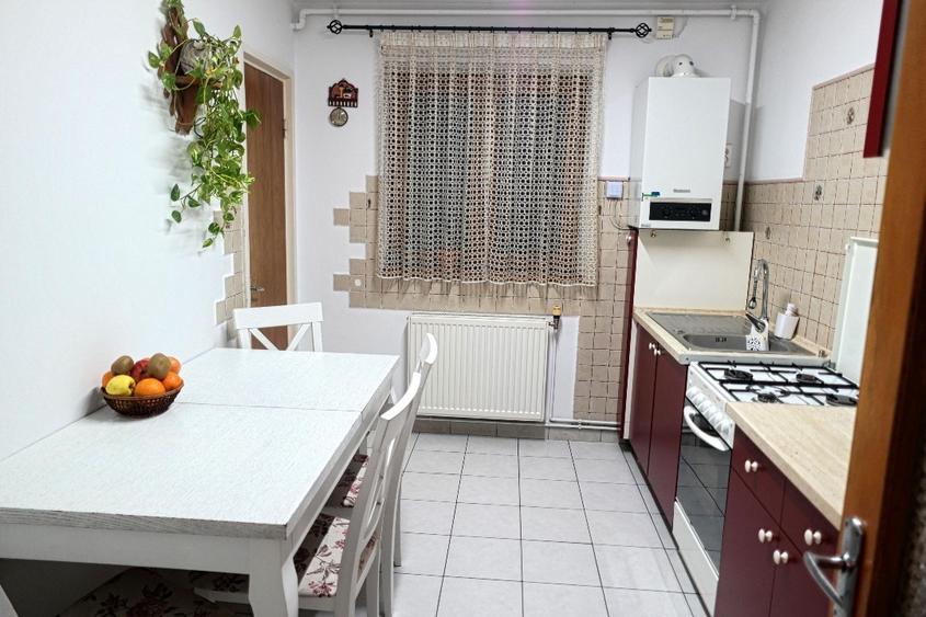 Apartament cu 5 camere decomandat, mobilat în Aurel Vlaicu