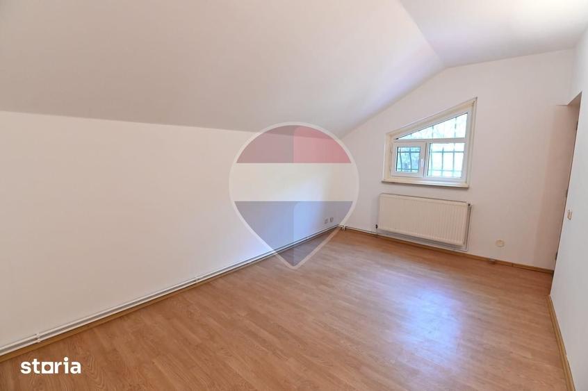 Casă cu 6 camere cu Teren 2000 Mp în Leamna de Jos