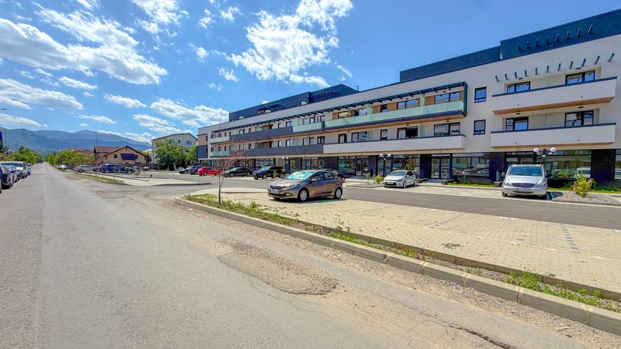 Apartament cu 2 camere decomandat în Tractorul