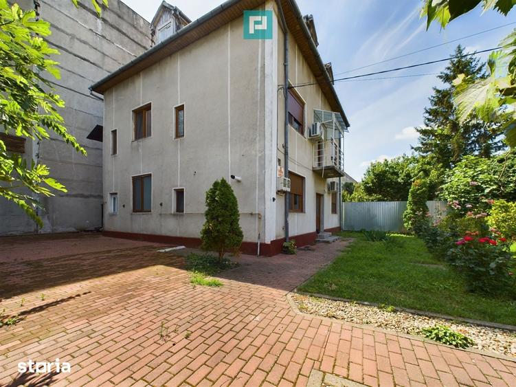 Casă cu 10 camere cu Teren 554 Mp în UTA